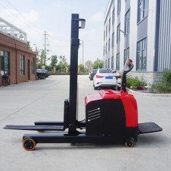 电动堆高车载重2吨升高3米24伏180安时HZQY2030站驾式前移款托盘搬运叉车